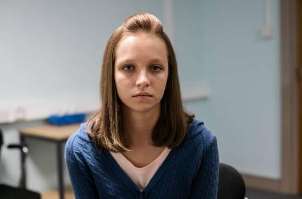 胆大包天！英国男子性侵同床陌生女子，当时他妻子就睡在他身旁