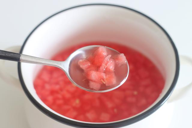 西瓜做成的果冻,没有白凉粉怎么做西瓜果冻教程