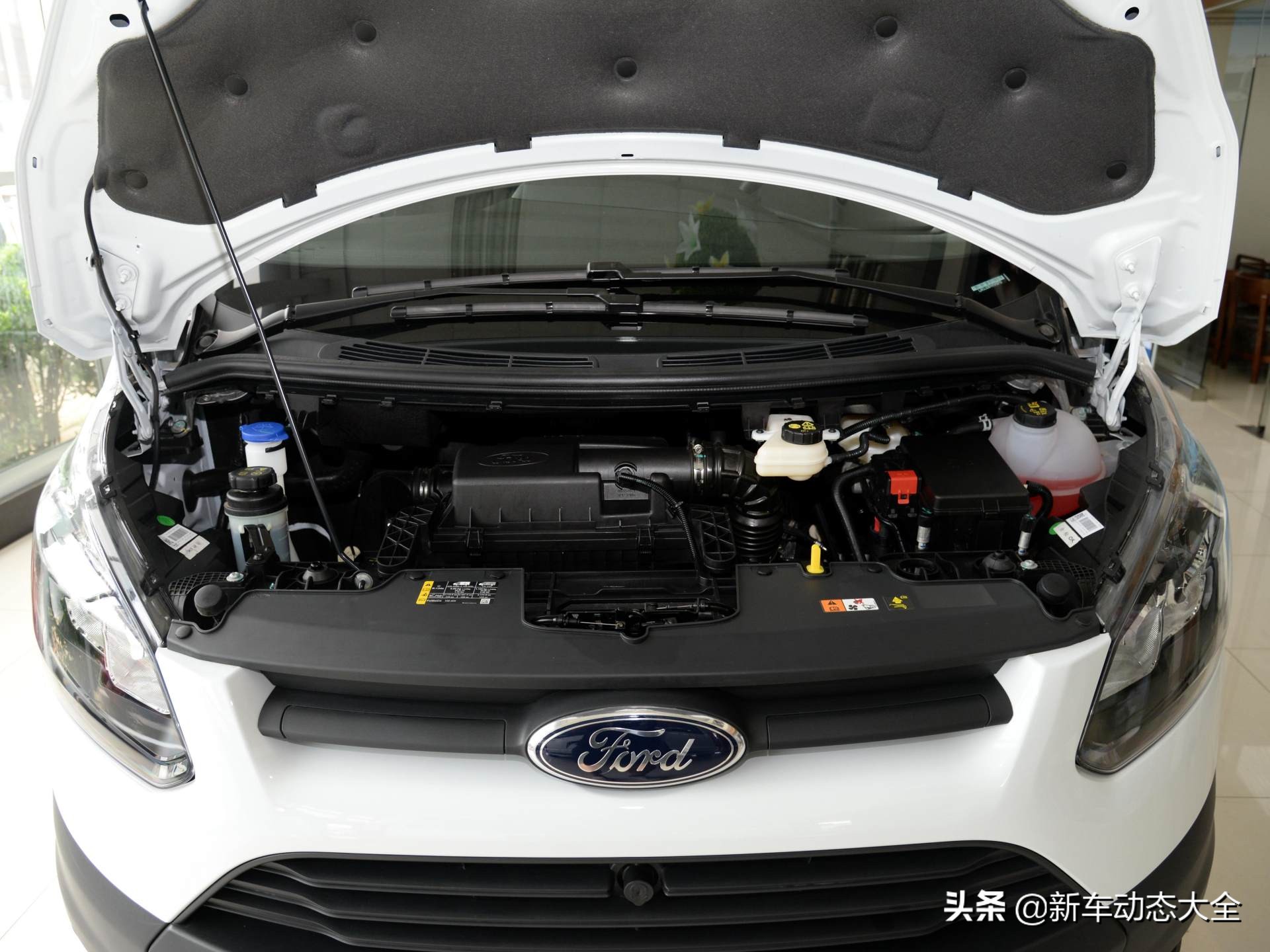 拉货拉人都很棒，实拍全顺，售价12.64万起