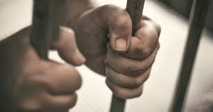 新加坡男子侵犯妻子8年获刑,新加坡男子持刀当街砍妻被制止