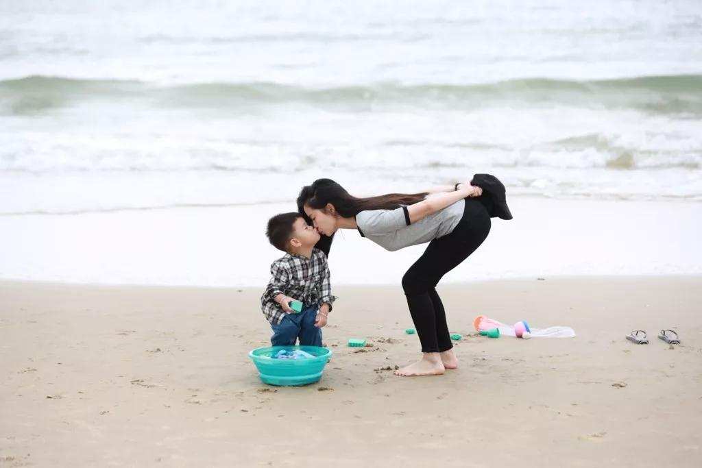 四岁男孩总爱摸妈妈乳房，这3点真相你需要知道