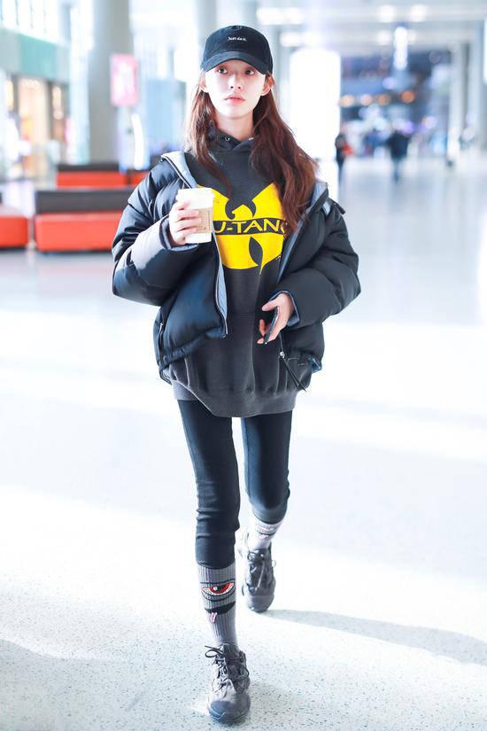 今冬流行一种减龄穿法卫衣羽绒服,卫衣款羽绒服怎样穿搭