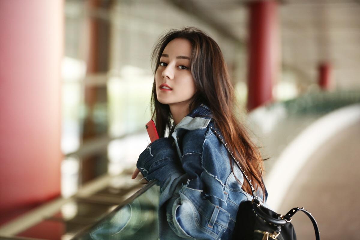 迪丽热巴跳芭蕾舞当场摔倒,迪丽热巴转场摔倒忍痛继续表演