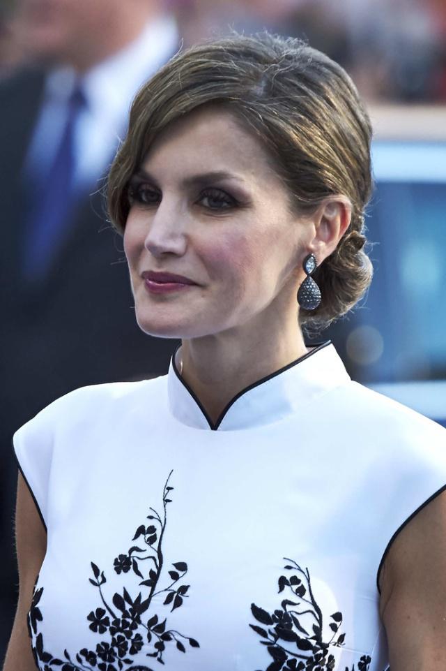 被称为“最励志灰姑娘”的王后，佩戴平价饰品，引领时尚的热潮