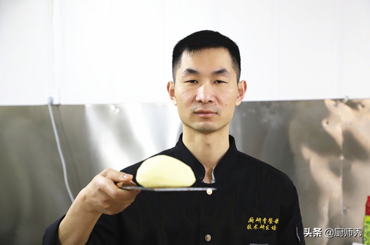 大厨教你：厨房常用的12种刀法，切什么菜用什么刀法，太详细了