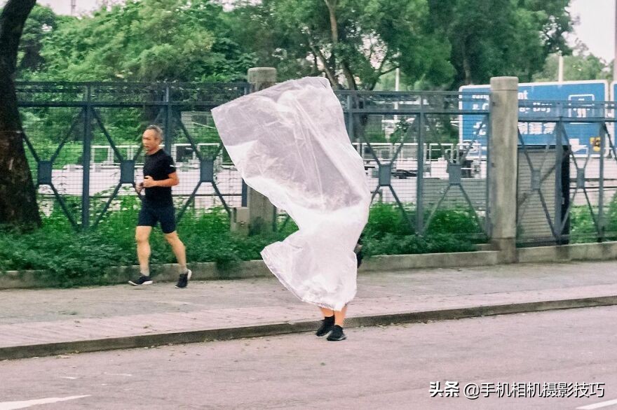 他被称为香港街拍之王：每一张照片都难以复制，诀窍在哪？