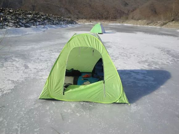 冬季冰钓钓深还是钓浅,冬季冰钓如何找鱼窝