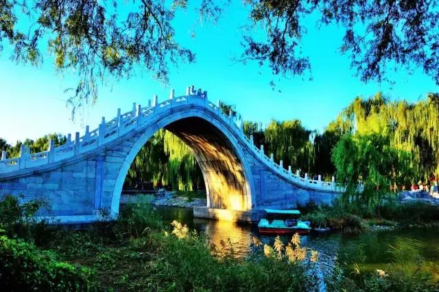 中国园林的诗情画意之美,虽由人作宛自天开的造园理念