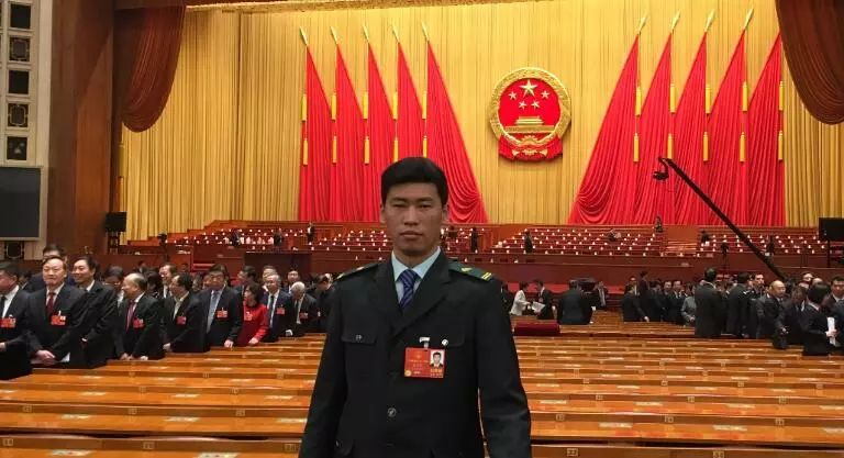 这个把自己”寄“到了人民大会堂的快递小哥，为啥”火“了？