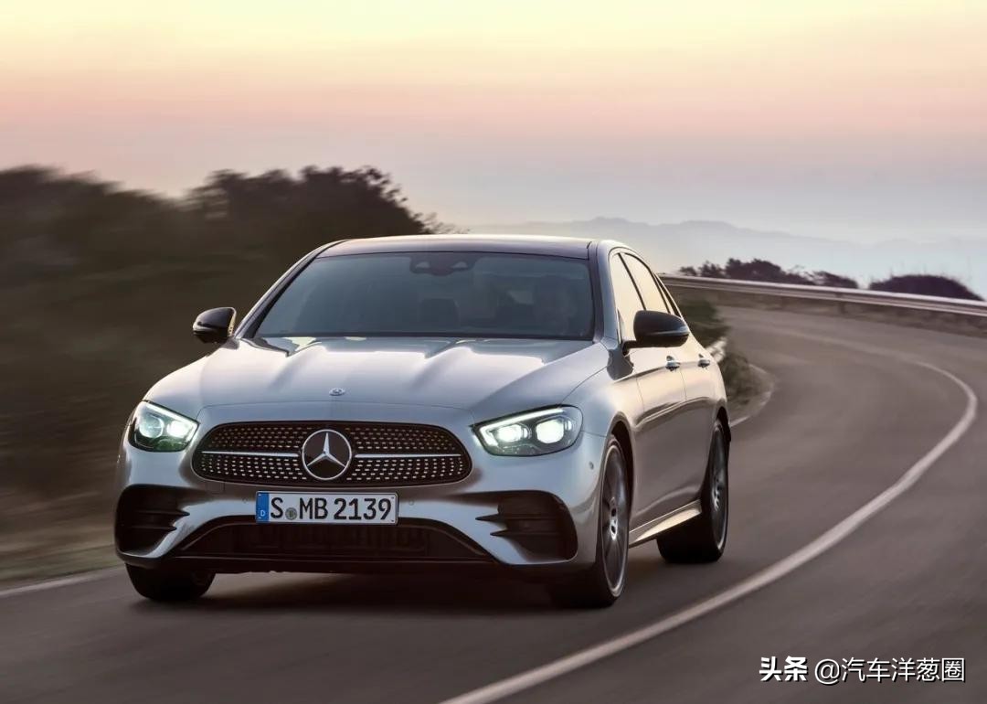 宝马发布全新车标,宝马蓝天白云标改黑白标