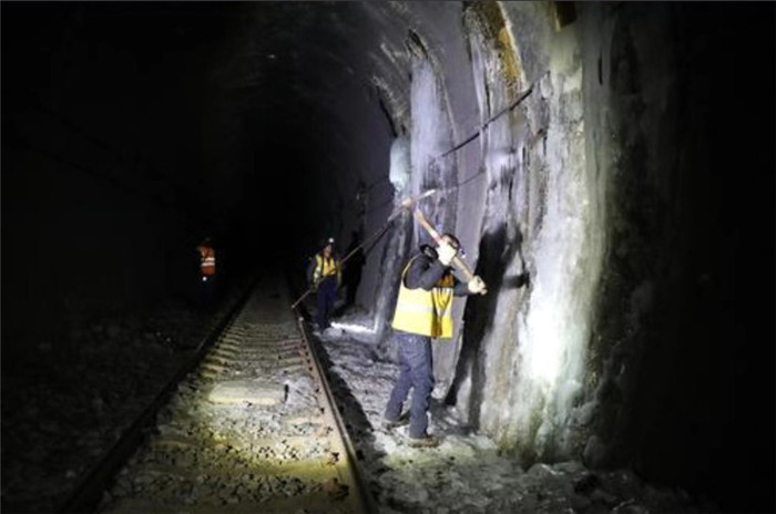 新春走基层风雪中的温暖守护,新春走基层坚守冰雪保供电