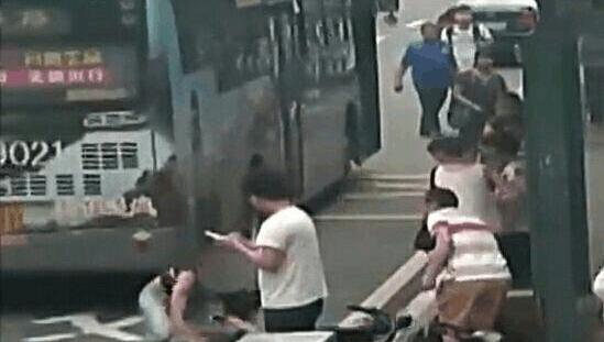 小孩在车上想上厕所,如何教女儿上卫生间