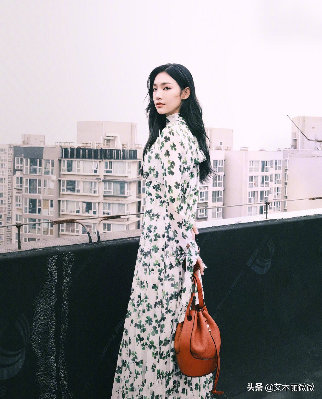 孙怡黑天鹅抹胸长裙,孙怡露背长裙