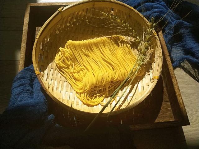 面粉清水做手擀面？难怪黏连不劲道，再加一勺“它”，超弹超劲道