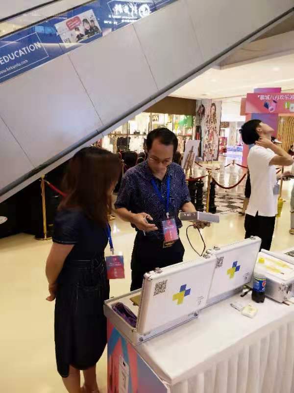 金秋八月，小雨健生高能量理疗师在消费电子购物节赢好评