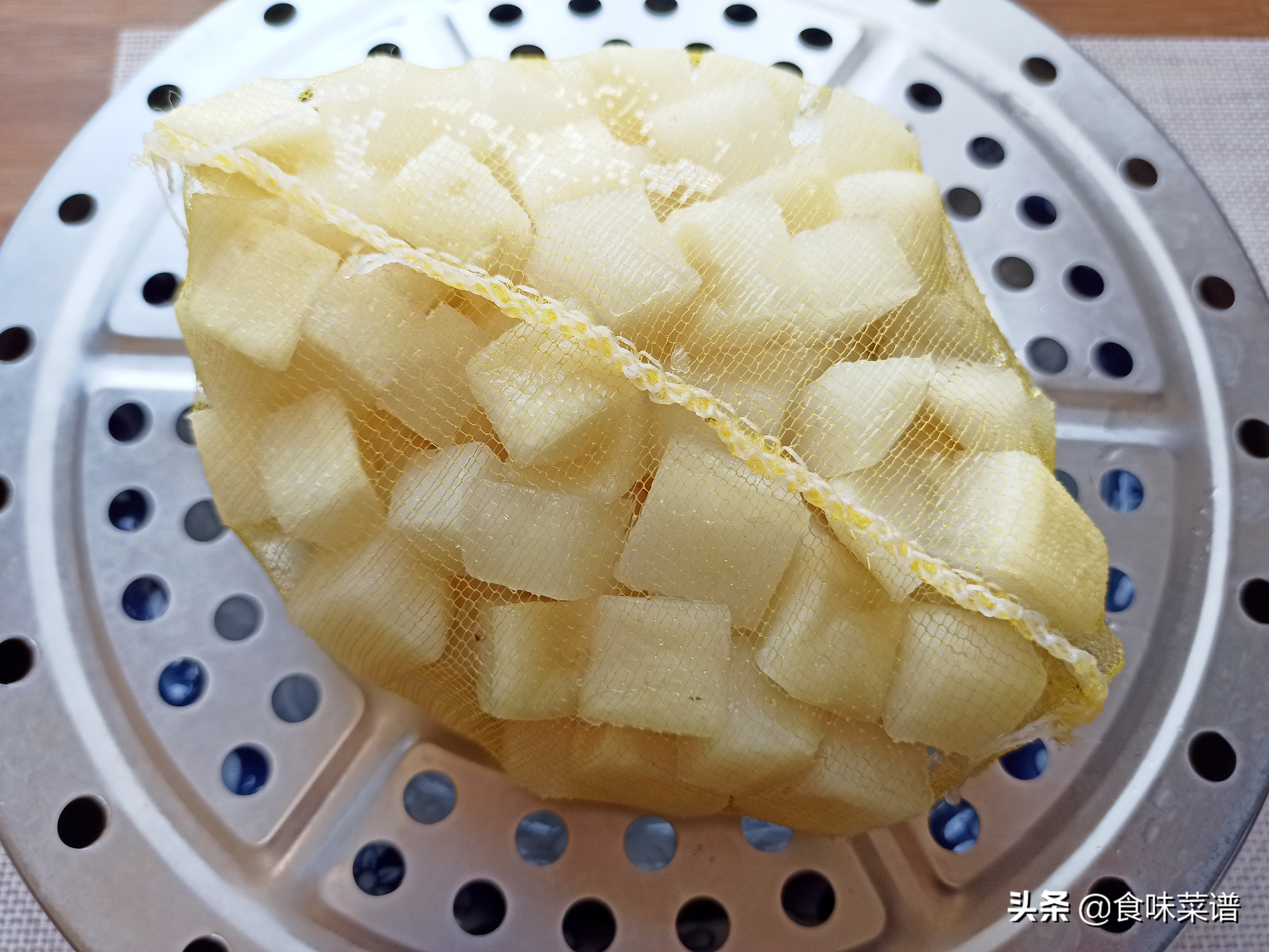 奶奶教你做腌萝卜,农村奶奶自制腌萝卜