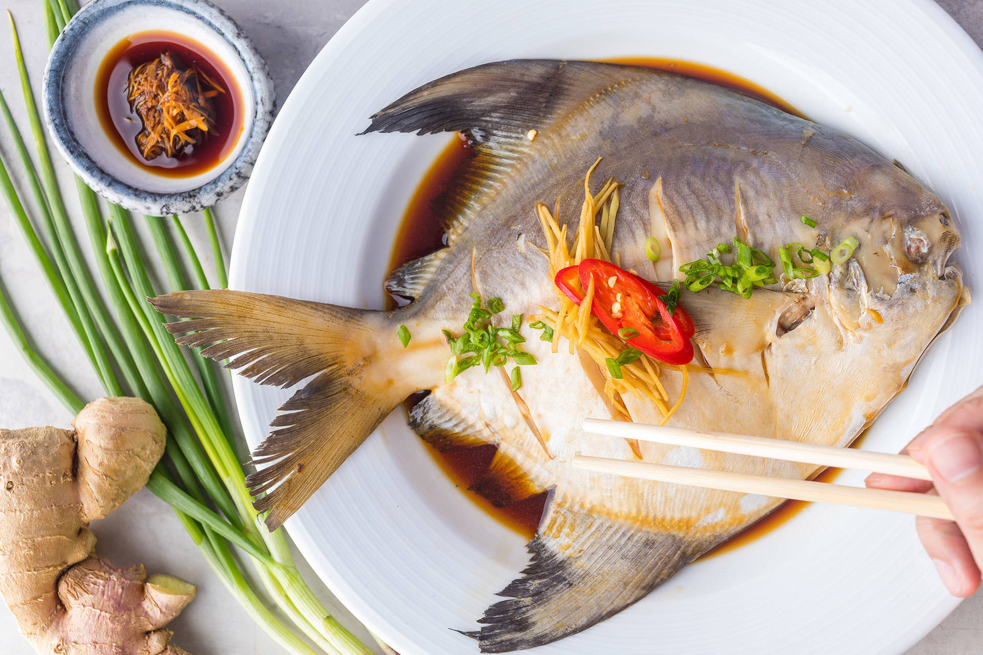 冰冻鲳鱼清蒸很腥,清蒸白鲳鱼怎么很硬很腥