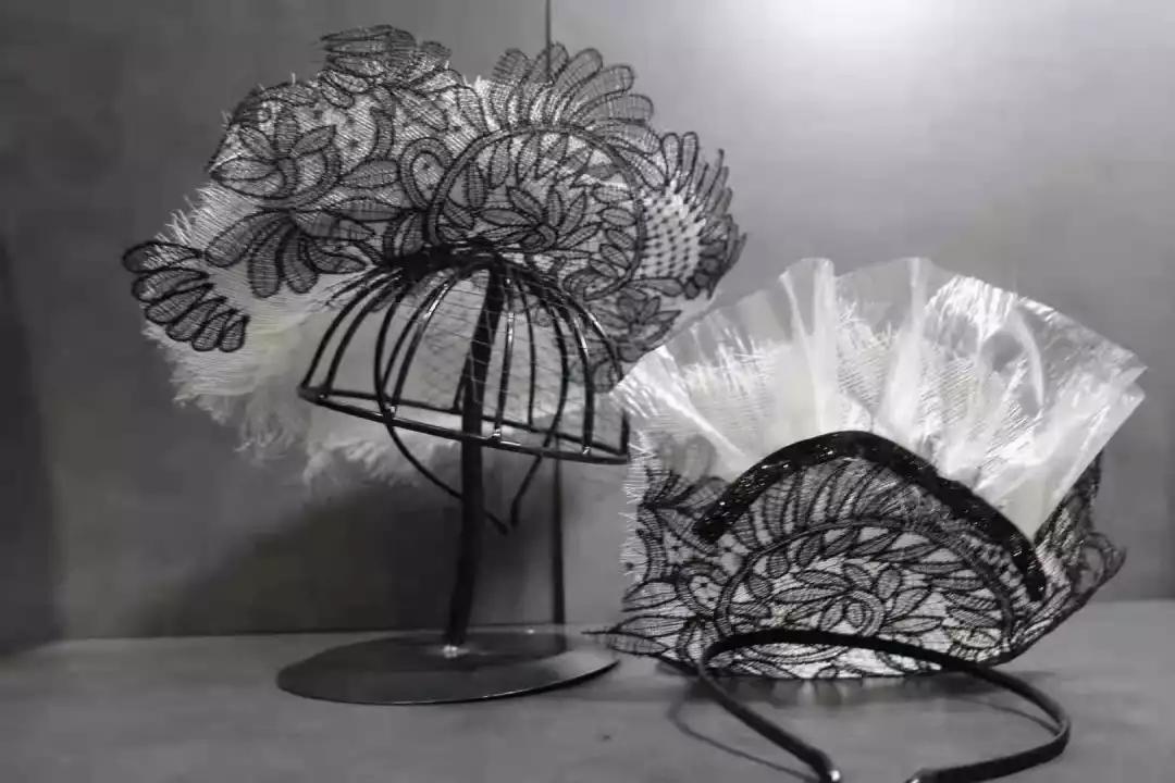 专访|“头大戴不下”怎么办？帽匠设计师Coco跟你聊帽子的学问