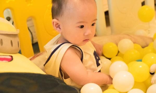 小孩眼睛痒是有虫子吗,儿童眼痒掏出六条虫