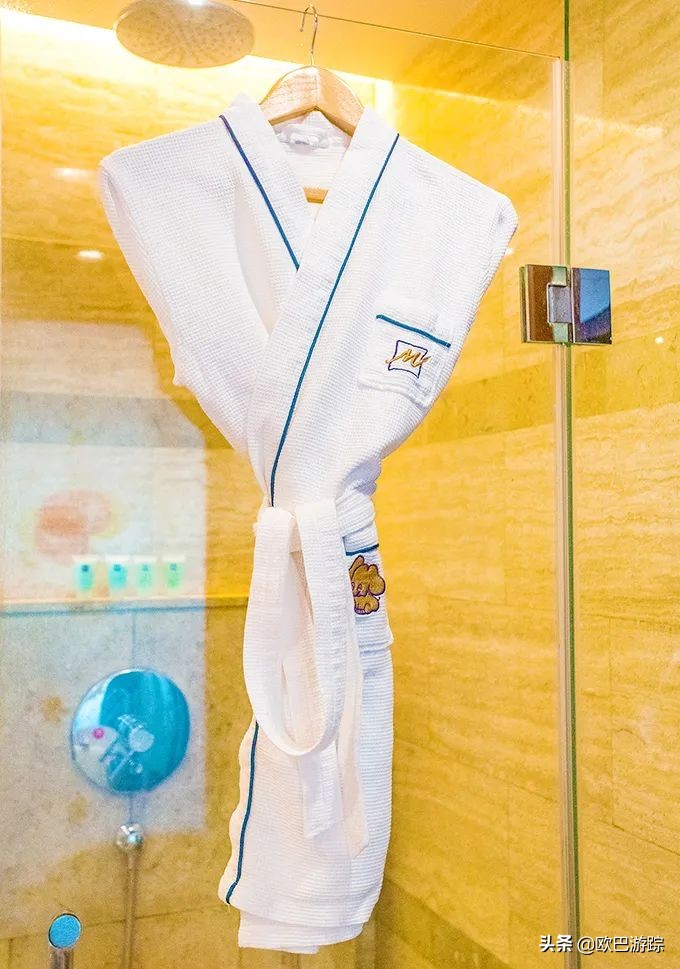 三亚维景度假酒店，占地100000多平米，位于天下第一湾的亚龙湾