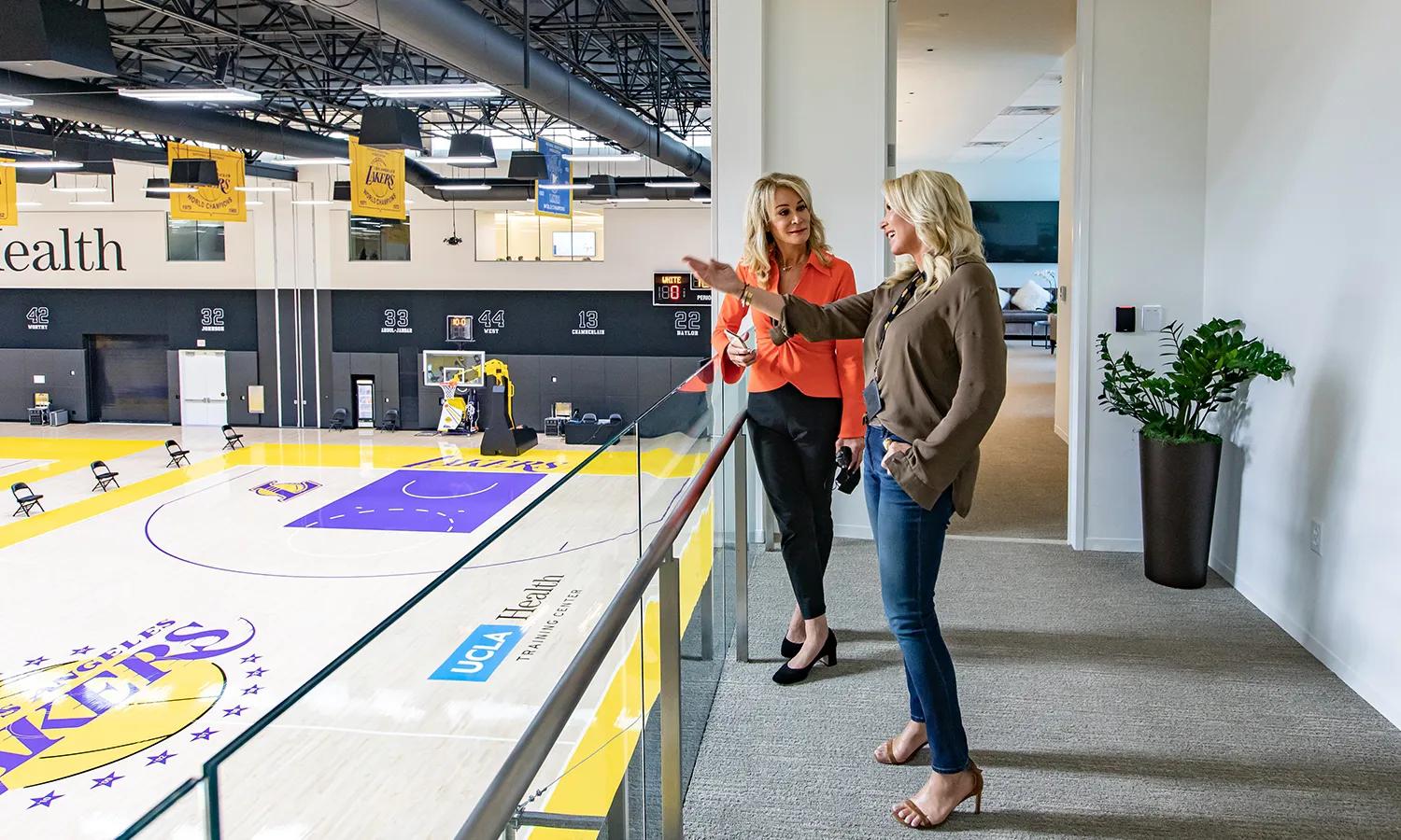 湖人老板珍妮·巴斯谈詹姆斯,湖人队75周年宣传珍妮巴斯