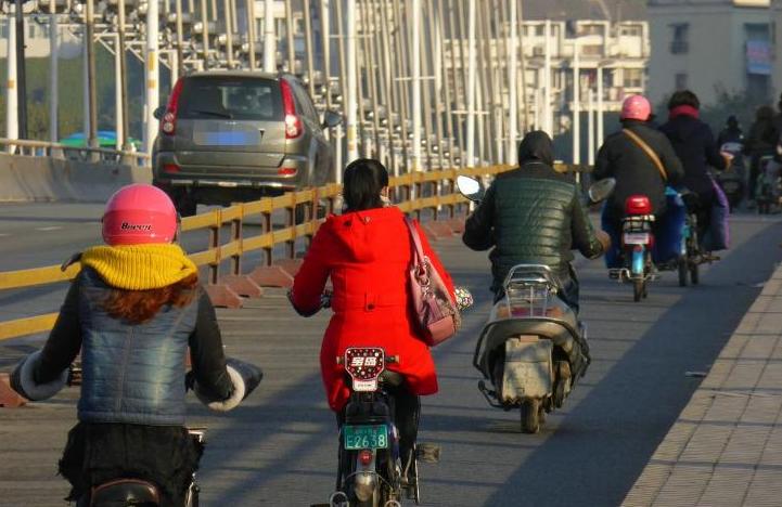 电动车方便又实用,国外为什么电动车很少
