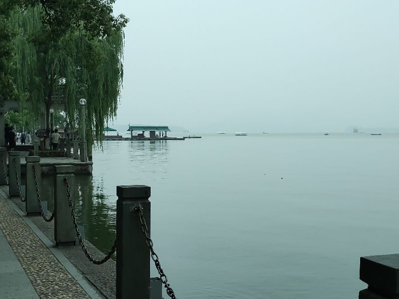 杭州西湖断桥好大的雨,杭州西湖断桥残雪夜景下雨