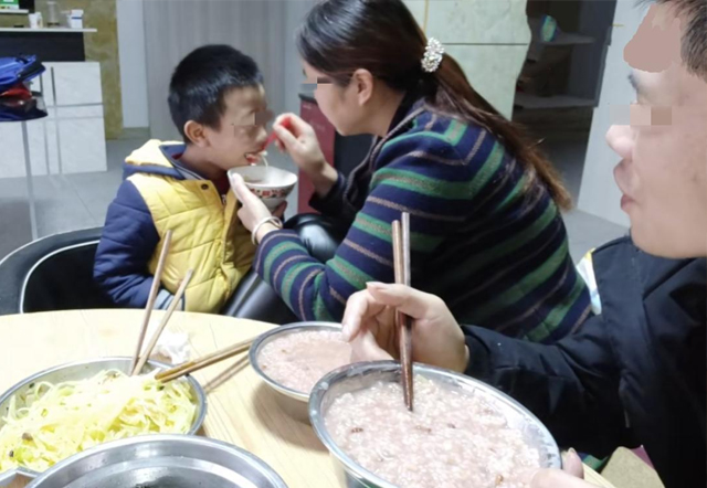 6岁的孩子吃饭需要大人喂,6岁孩子吃饭少怎么办