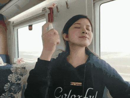 眼部保养重在“润”，用它一喷好舒服！细纹都慢慢膨了起来