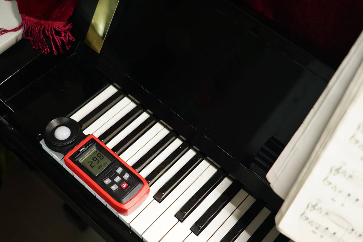 练习钢琴光线不够会伤眼，实测“明基专业钢琴灯”