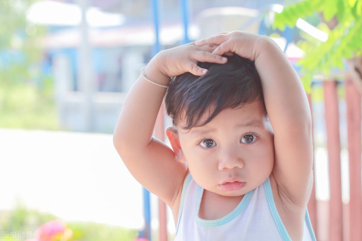 2岁了孩子头发稀疏是什么原因,2岁的小孩头发稀少怎么办