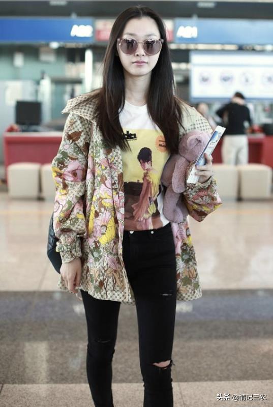 牛仔裤直筒什么颜色好看,灰色直筒牛仔裤怎么配色高级