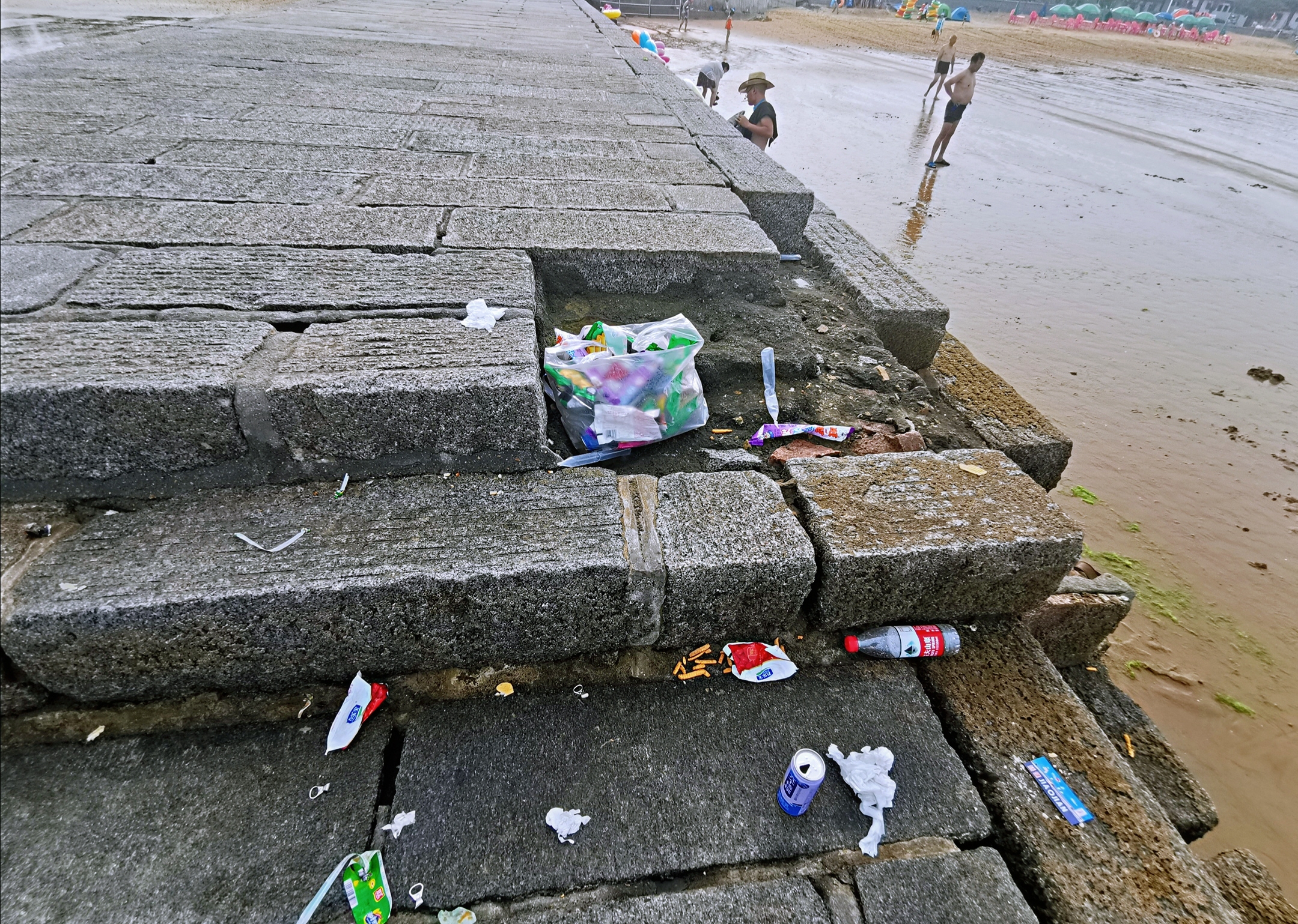 曝光！电缆裸露，垃圾遍地，无救护队，青岛这个野浴场你还敢去吗？