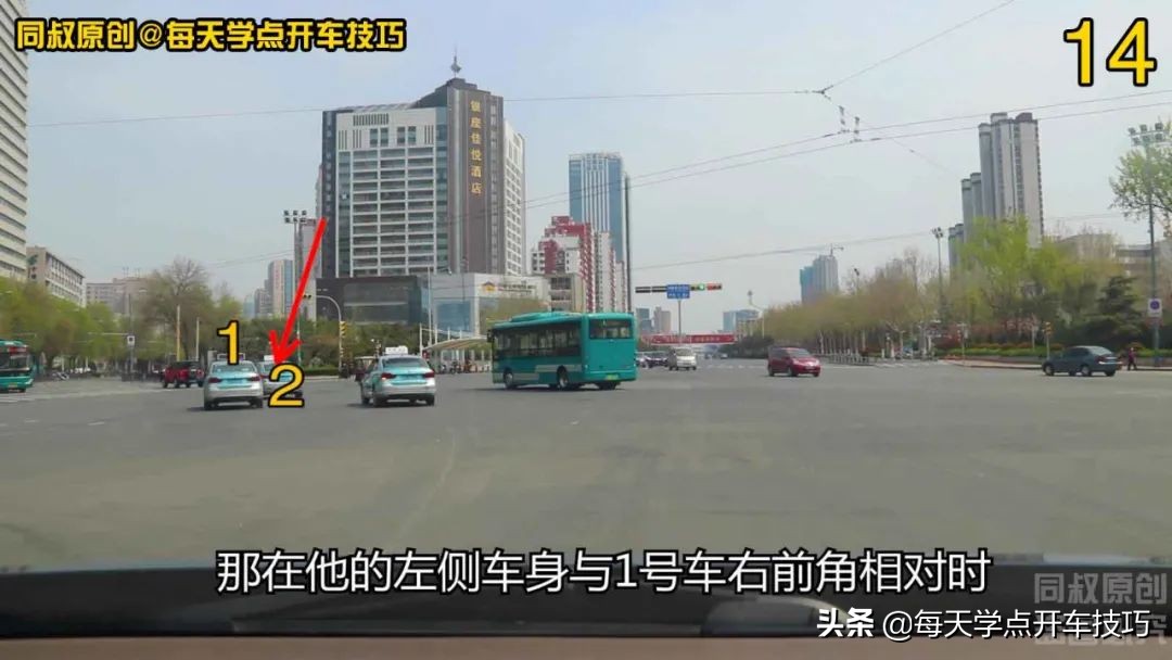 十个路口左转要关注什么,双红绿灯左转怎么过