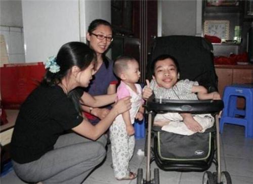 他身高不够1米，却身价上亿，娶1米7的秘书为妻，如今怎样