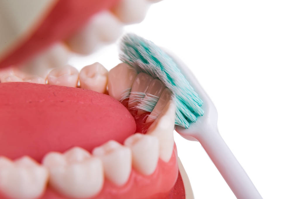 刷牙方式不对导致牙齿有条沟,错误的刷牙方式牙齿还能刷白嘛