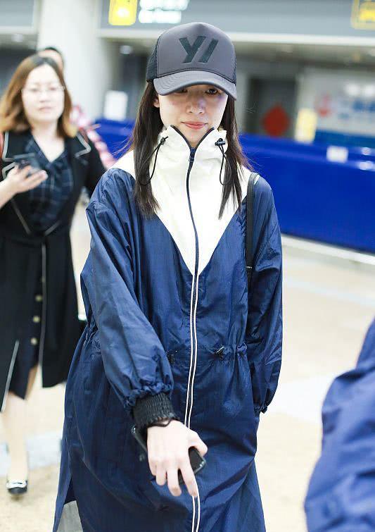 董洁皮毛一体外套,董洁蓝色光滑亮丽的外套