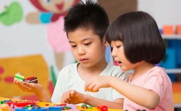 “妈妈，我喜欢同桌”，孩子到“异性好感期”，家长应该如何应对