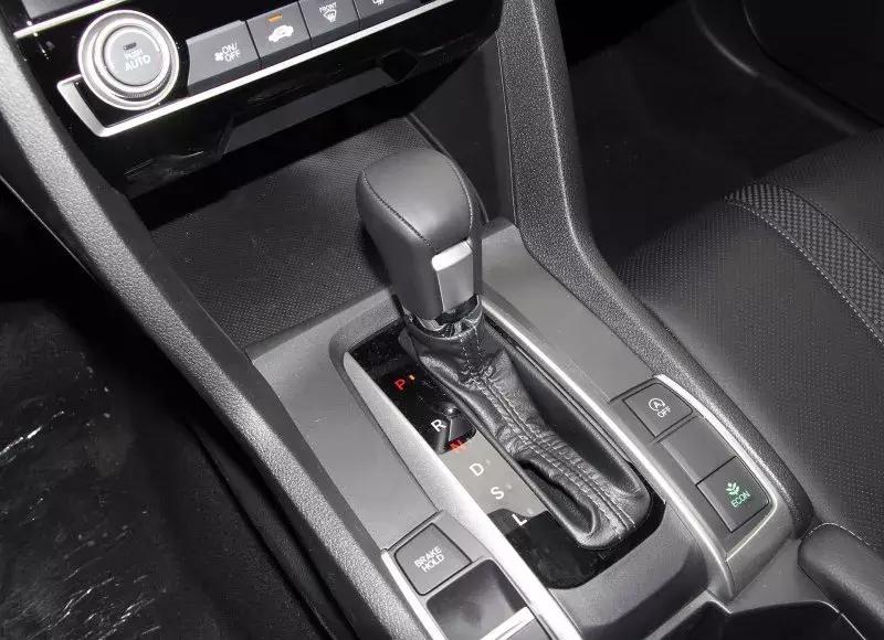 为什么好多年轻人喜欢买本田思域,为什么很多人都推荐思域