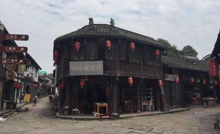 原创重庆有座建于峭壁的古镇,重庆唯一有碉楼的千年古镇