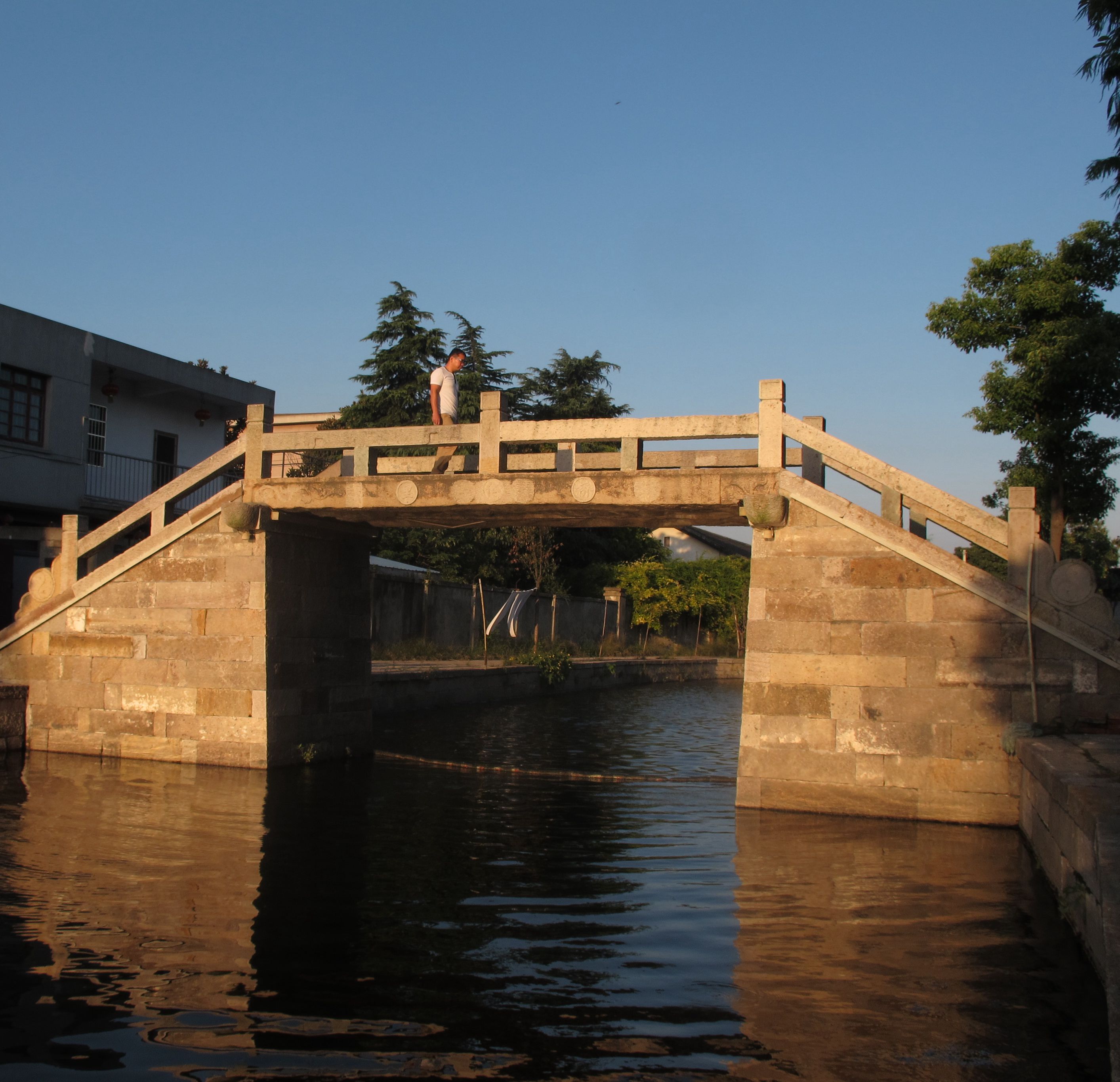 胸口被扎后出现多发性脂囊瘤,胸前常见的疙瘩