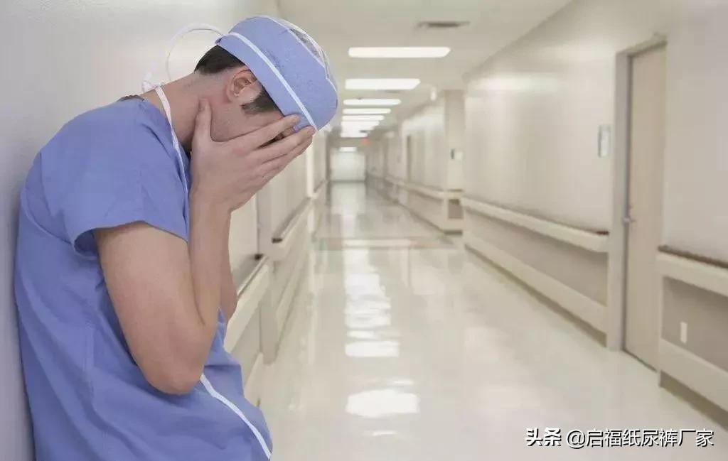 他给妈妈的买的第一份礼物，竟然是一包成人纸尿裤...