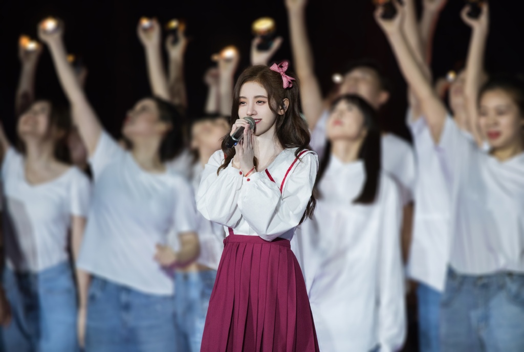 鞠婧祎月光之下请相爱红色蝴蝶结,鞠婧祎的同款蝴蝶结连衣裙图片