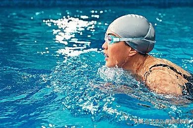 初学者如何学好蛙泳的技巧,抬头蛙泳如何快速入门