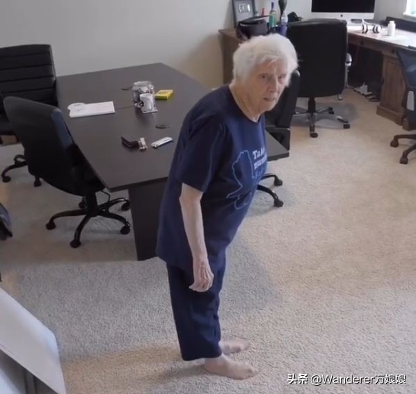 93岁奶奶恶搞27岁孙子一夜爆红！1300万网友实力围观：奶奶太坑了