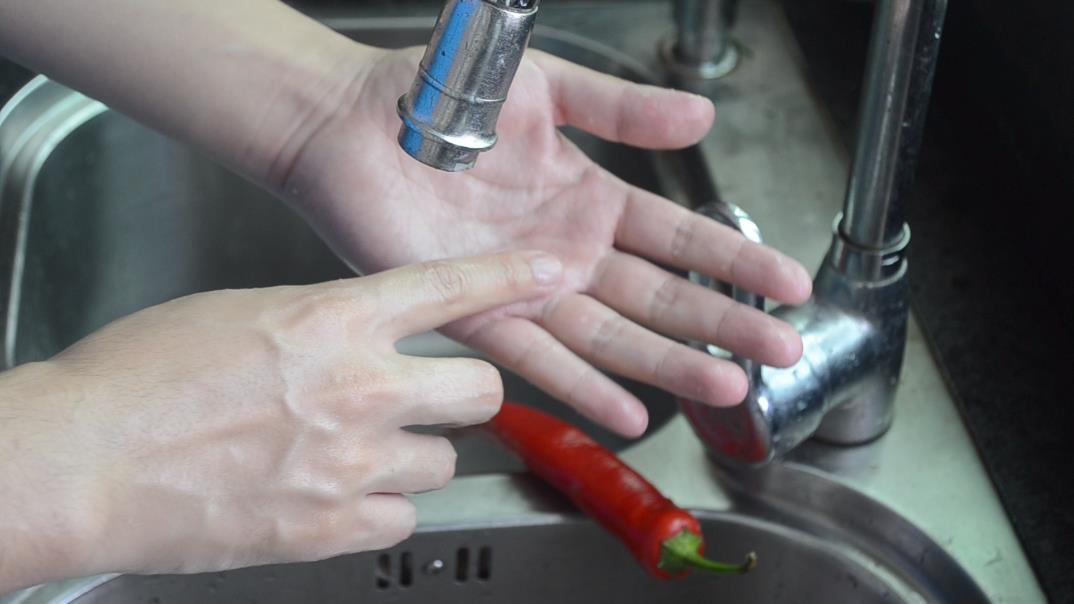 切辣椒手辣用水冲还是油可以缓解,切辣椒怎么样才不会辣手