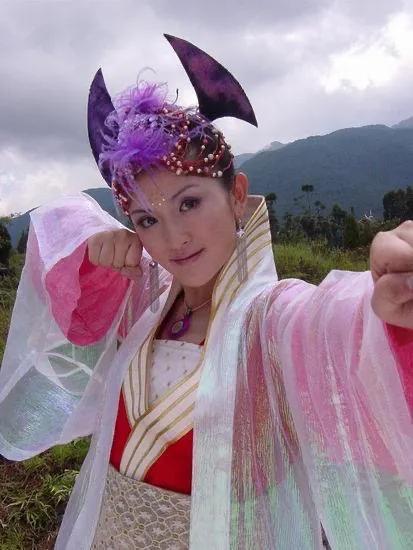 被拆家门抵债，为初恋写书？“拼命三娘”谢娜忘不了的苦甜往事