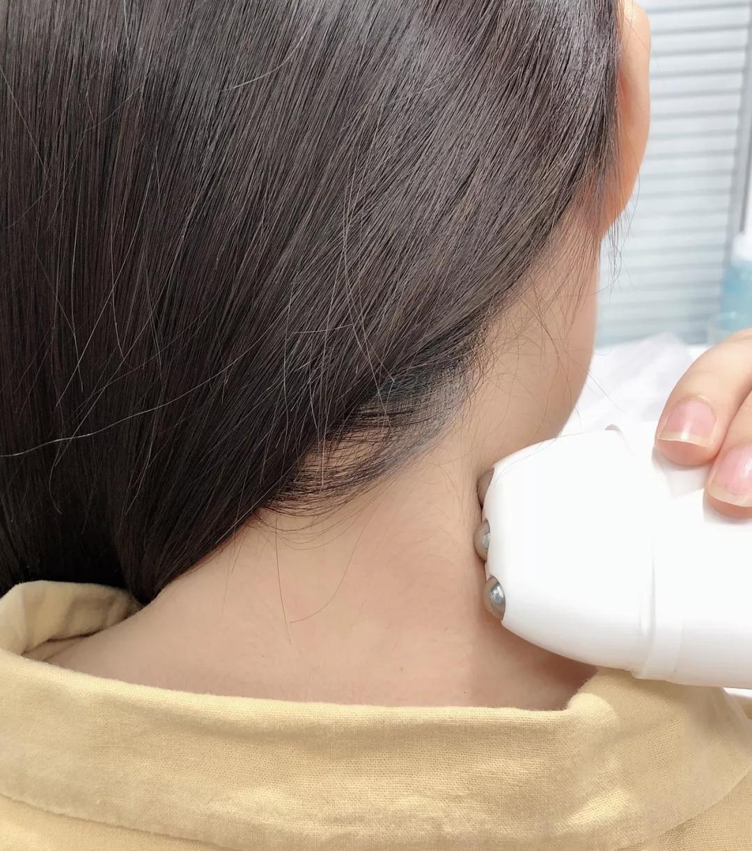 刘诗诗与倪妮再度同框，除了体态外，在脖子上她们也在暗自用力