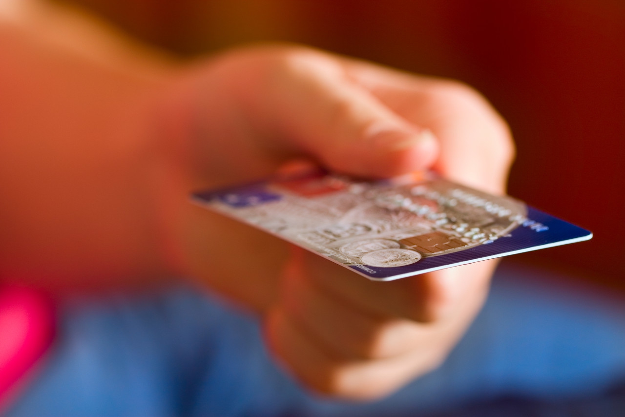 网上帮忙处理信用卡逾期的靠谱不,信用卡逾期上报人民银行怎么处理