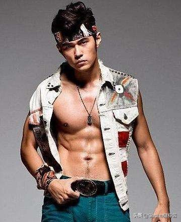 女士锻炼胸部运动无器械,不用器械锻炼上胸的动作